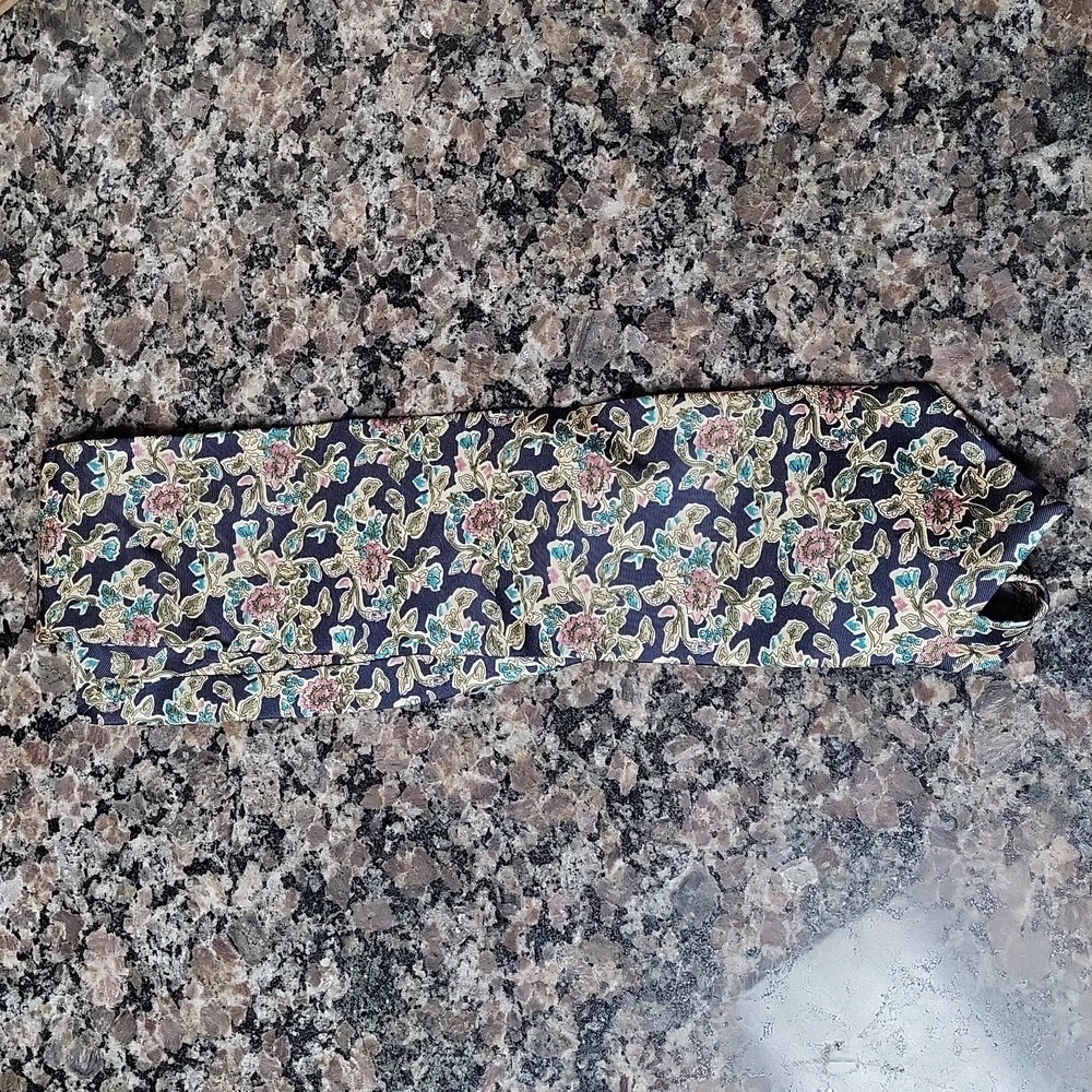 Kenneth Roberts new with tags tblue flowered pattern vintage 100% silk